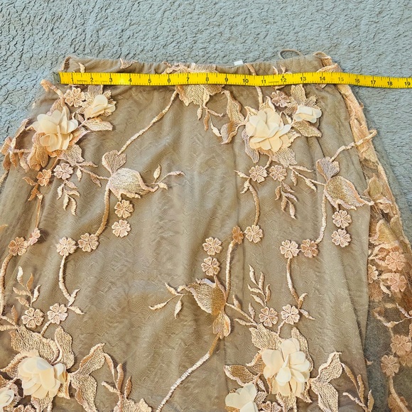 Dress The Population peach lace overlay with nude underneath top & skirt set. - Picture 8 of 9